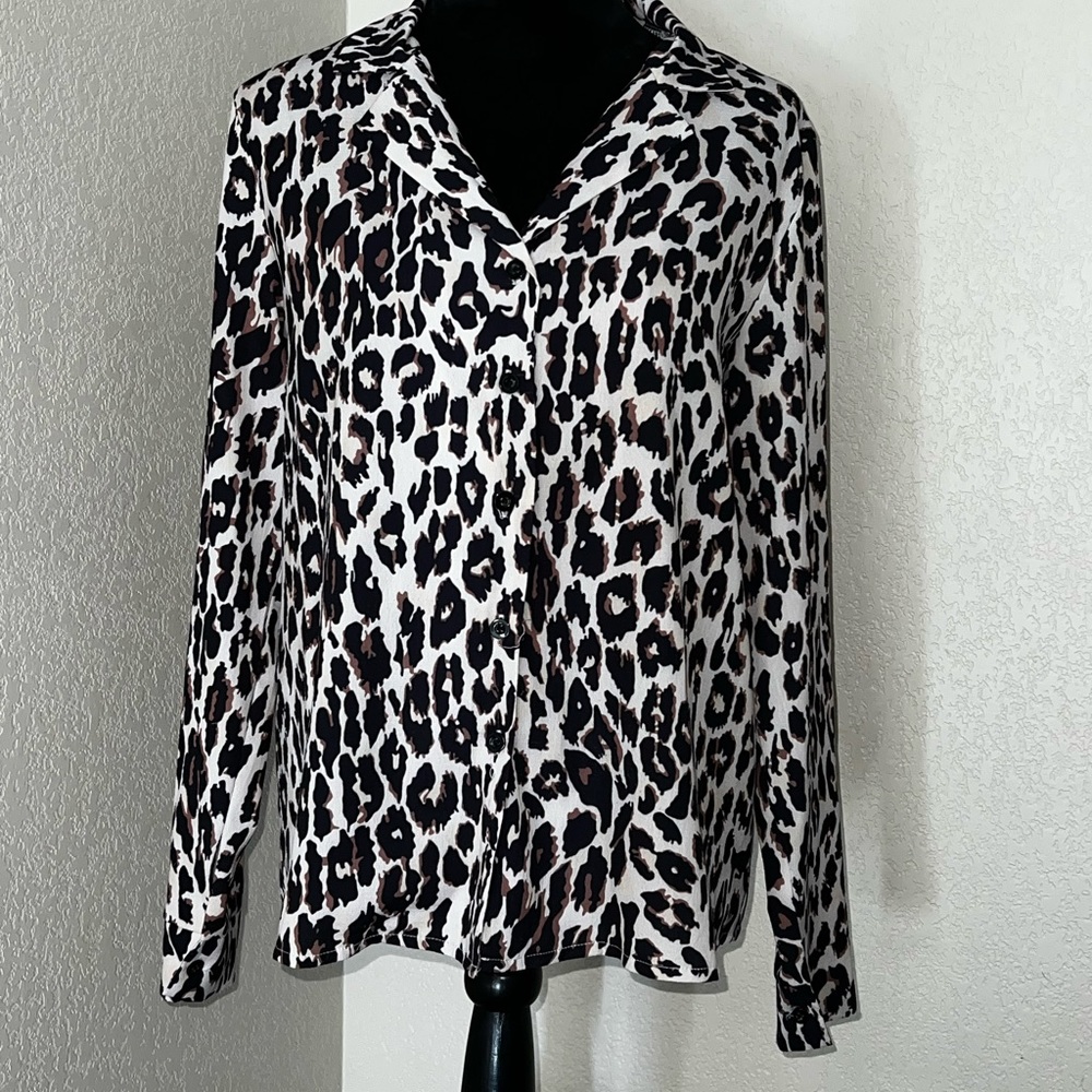 Long sleeve leopard print shirt. Great for work or a date night.